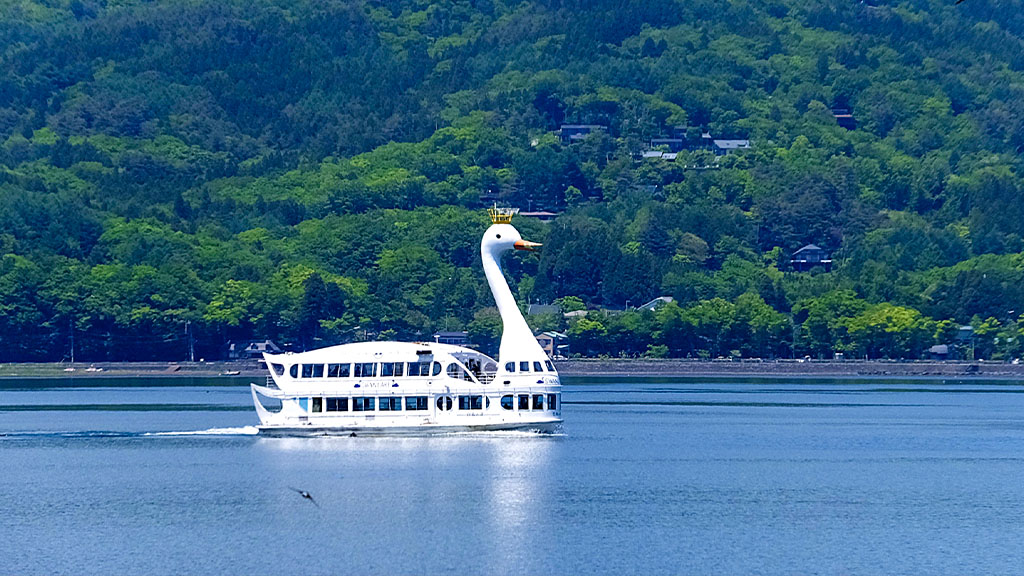 遊覧船 白鳥の湖 富士山を望む山中湖グランピング ル ニド リゾグラ リゾートグランピングドットコム